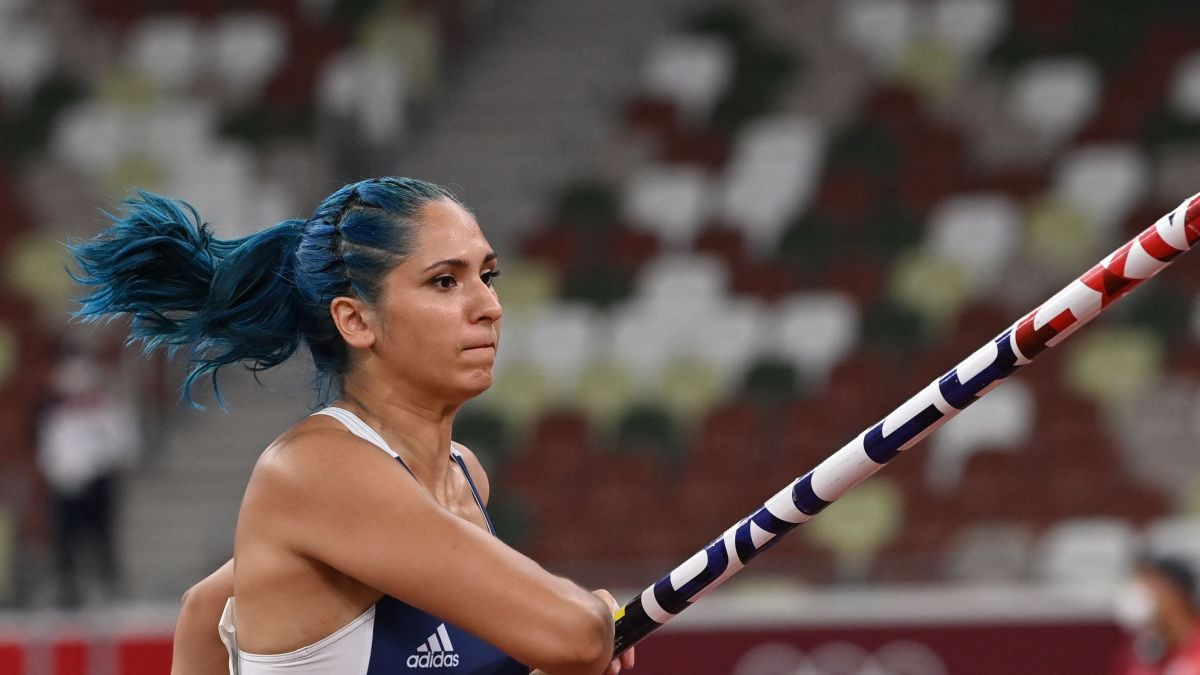 Polak competes in the women's pole vault qualification in Tokio 2020. GETTY IMAGES