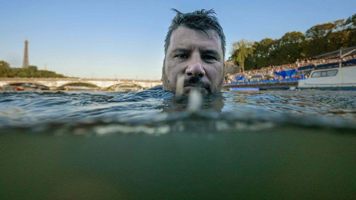  French photographer Martin Bureau poses por a selfie photo in the waters of the Seine, while photographing the mixed's relay triathlon. GETTY IMAGES