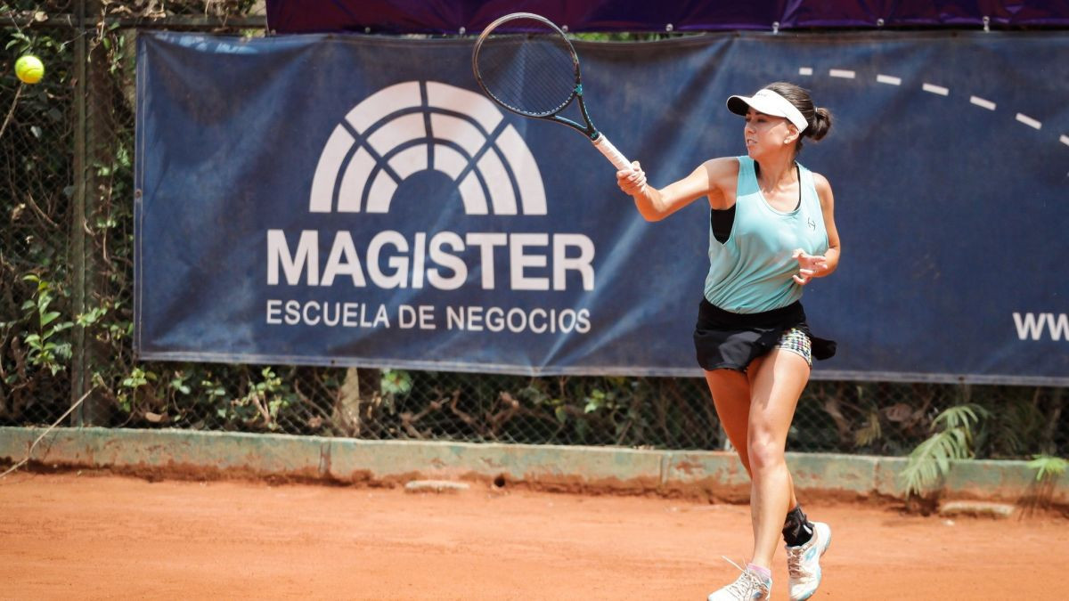 Sofia Luini, hitting a forehand during a match in one of her last tournaments. AAT