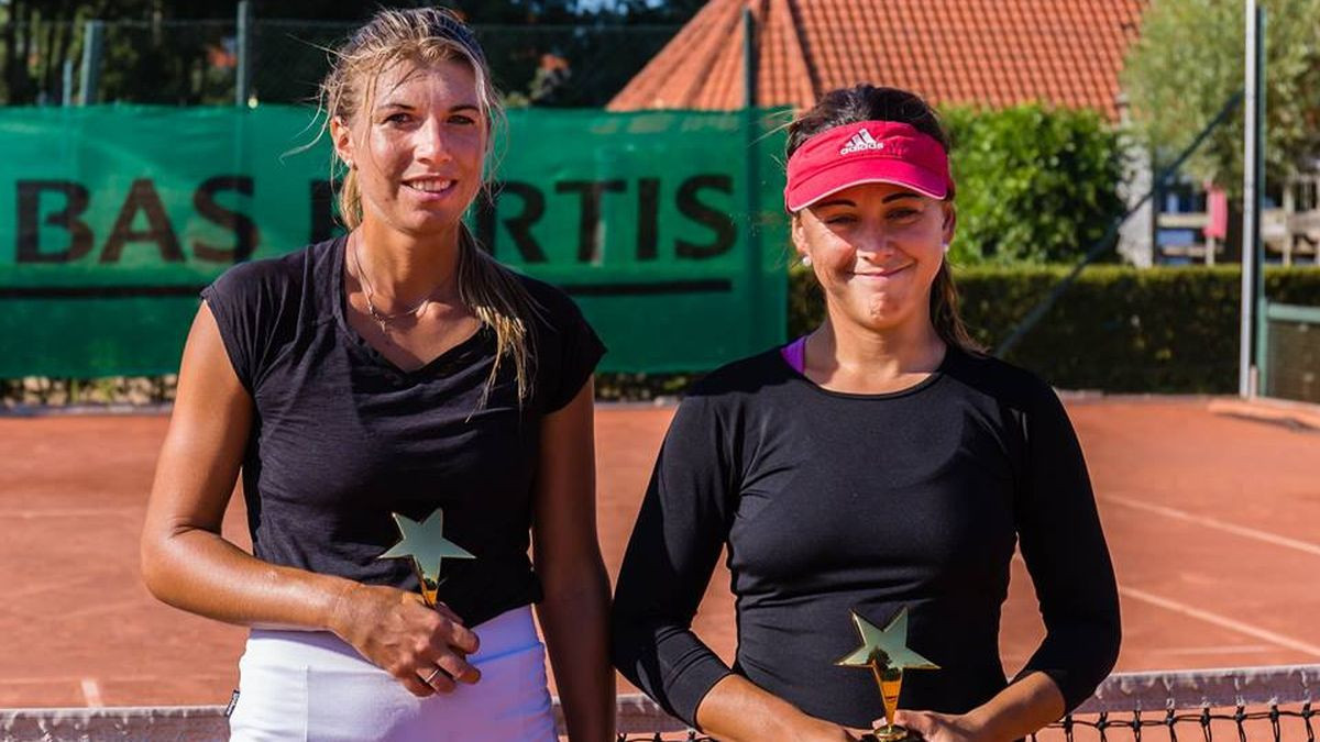 Melina Ferrero and Sofia Luini posing with a champions trophy at a tournament in Argentina. @TenistasArg