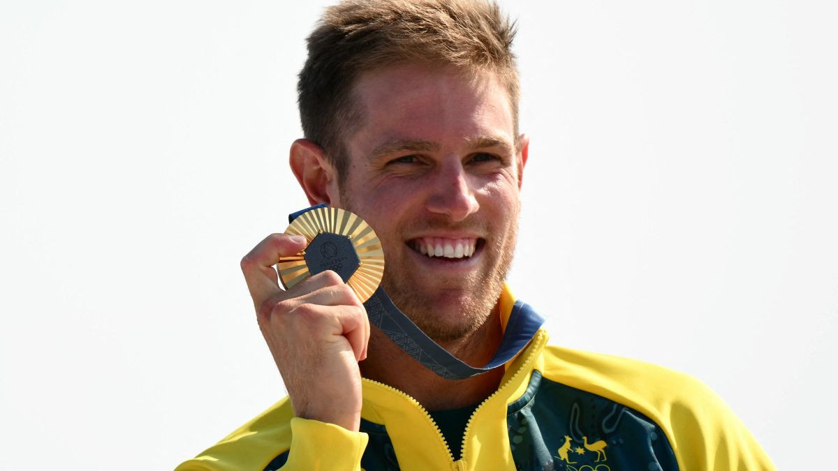 Wearn poses during the award ceremony. GETTY IMAGES