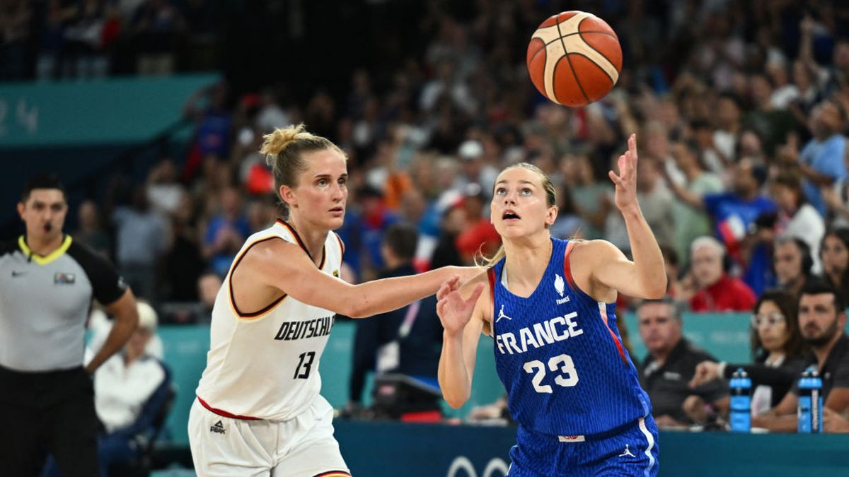  Leonie Fiebich (L) and France's Marine Johannes fight for the ball. GETTY IMAGES