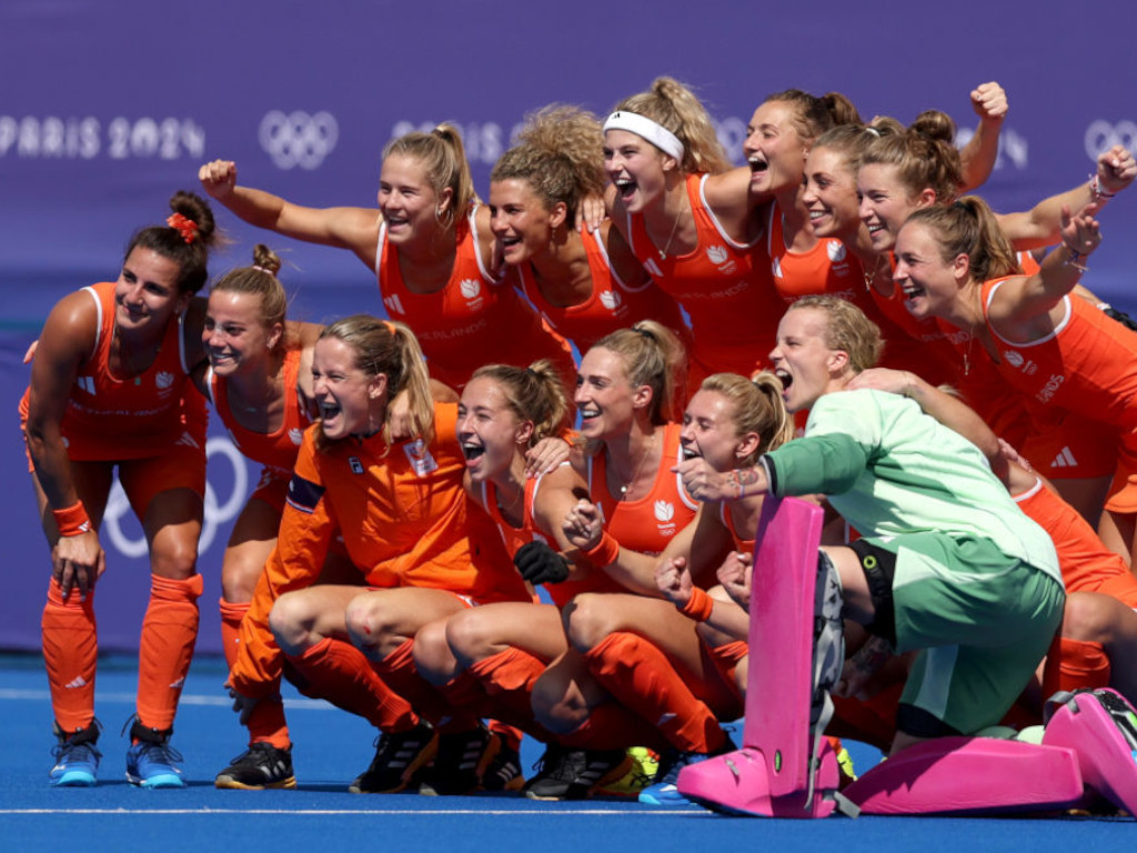 Team Netherlands pose for a photo following victory in the Women's Semi Final match GETTY IMAGENES