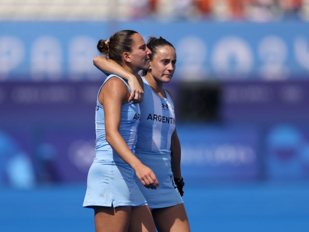 Sofia Toccalino and Eugenia Trinchinetti of Team Argentina embrace following loss in the Women's Semi Final match GETTY IMAGENES