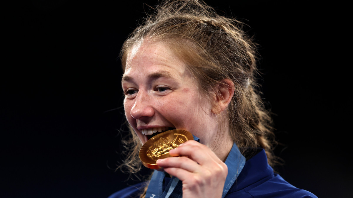 Sarah Hildebrandt of USA with the Olympic gold medal. GETTY IMAGES