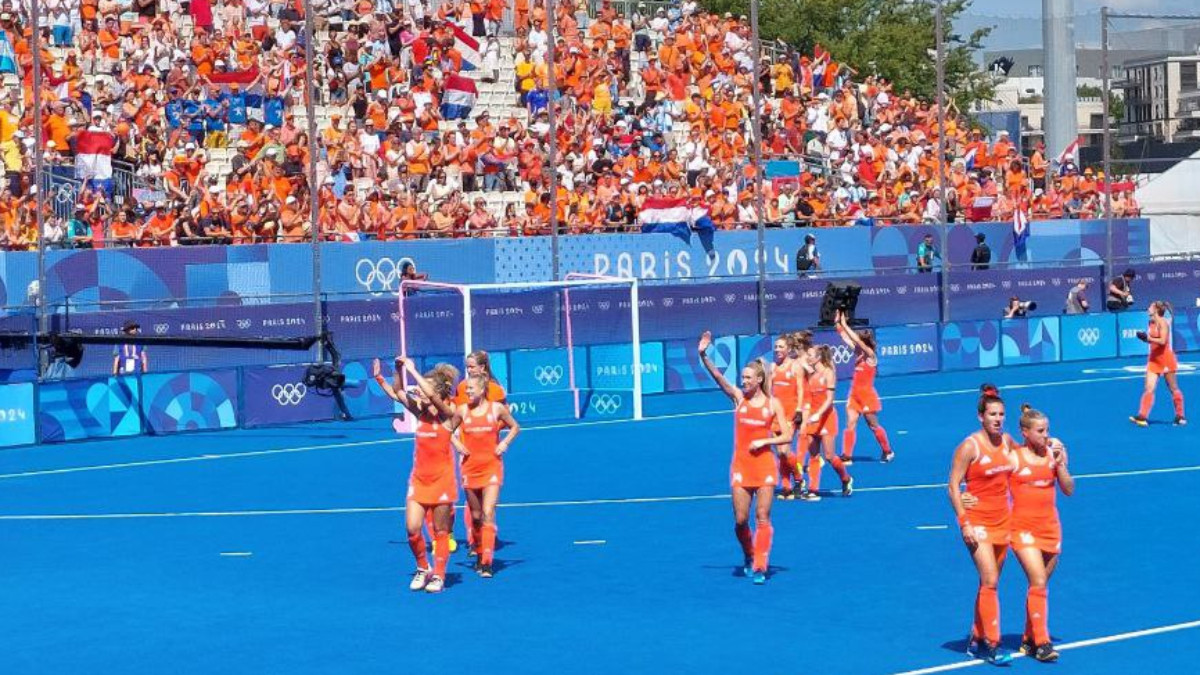 The Dutch girls celebrating their advancement to the final at Yves-du-Manoir Olympic Stadium in Colombes. RDP / INSIDE THE GAMES