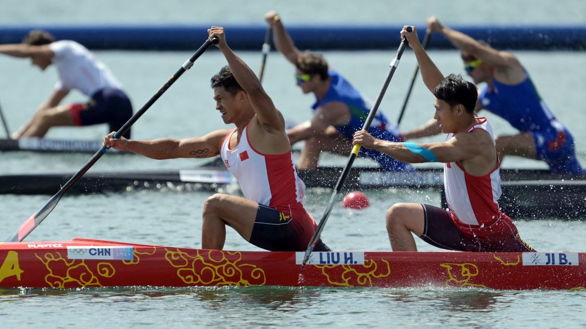 compete in the men's canoe double 500m final of the canoe sprint competition. GETTY IMAGES