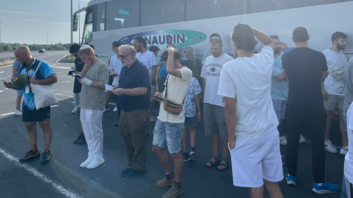 Israeli fans and French Jews by the side of the A11 motorway connecting Paris and Nantes. RDP / INSIDE THE GAMES