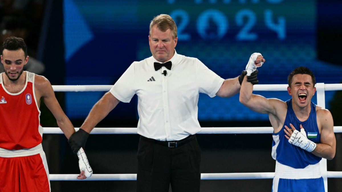 Dusmatov celebrates his gold in front of Bennama's sadness. GETTY IMAGES