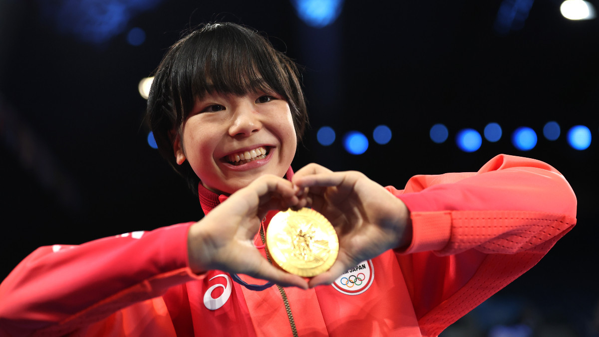 Akira Fujinami with the Olympic gold medal. GETTY IMAGES