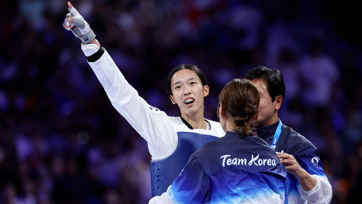 Olympic champion Yujin Kim (Korea) celebrating with her coaches. GETTY IMAGES