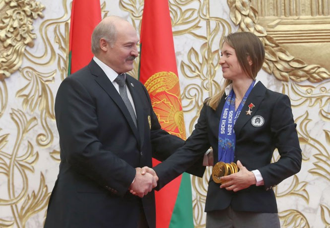 President Alexander Lukashenko bestowed the Hero of Belarus star upon three-time Olympic champion Darya Domracheva following her success at Sochi 2014 ©President of Belarus
