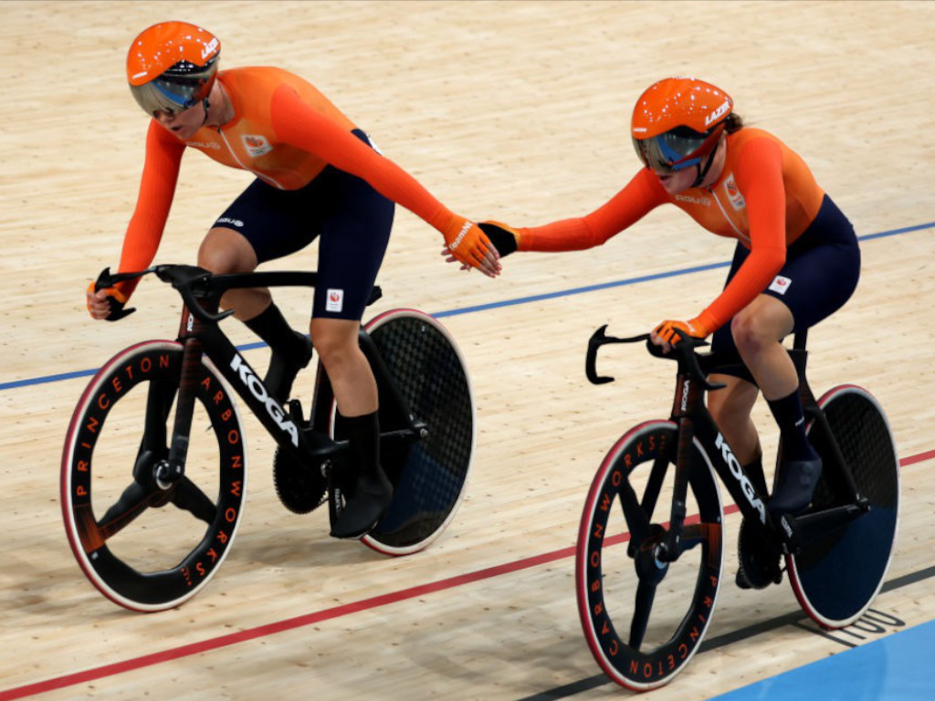 Maike van der Duin of Team Netherlands and Lisa van Belle take over during the Women's Madison Final GETTY IMAGES