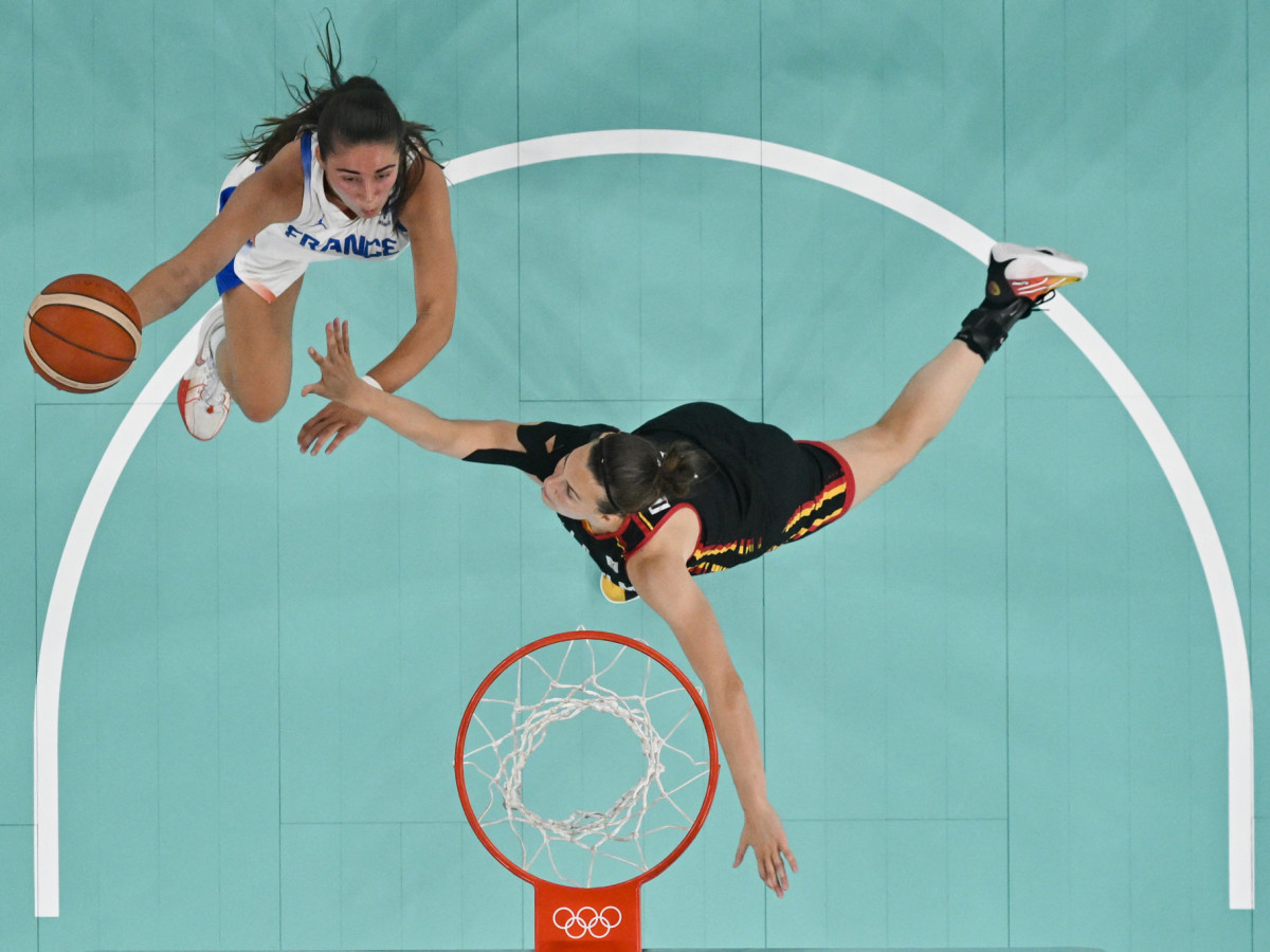 Marine Fauthoux laying up the ball in the women's semifinal. GETTY IMAGES