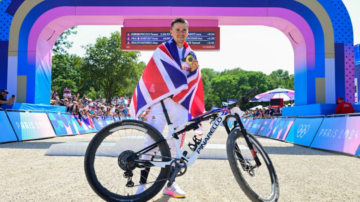 Tom Pidcock with his gold medal. GETTY IMAGES