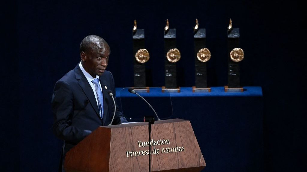 Kenyan marathon record holder Eliud Kipchoge delivers a speech as he receives the 2023 Princess of Asturias Award. GETTY IMAGES