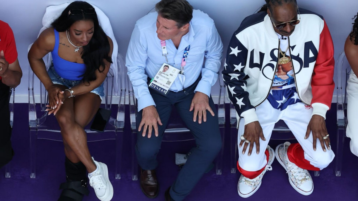 
Sebastian Coe speaks with gymnast Simone Biles and a USA delegation. GETTY IMAGES