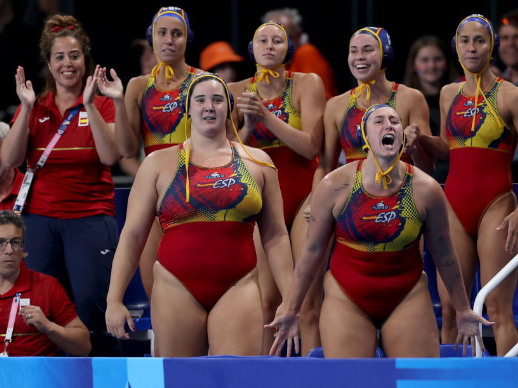 Paula Leiton and Paula Camus of Team Spain react with teammates during the penalty shoot-out in the Women's Semifinal match. GETTY IMAGES