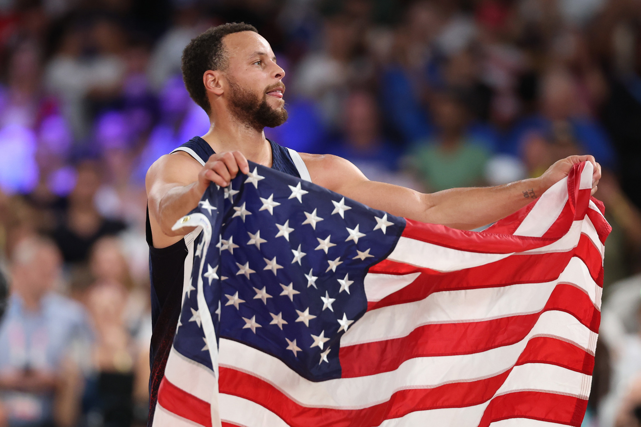  Stephen Curry of Team United States celebrates with the American Flag after winning the Men's Gold Medal at the Paris 2024 Olympic Games. GETTY IMAGES