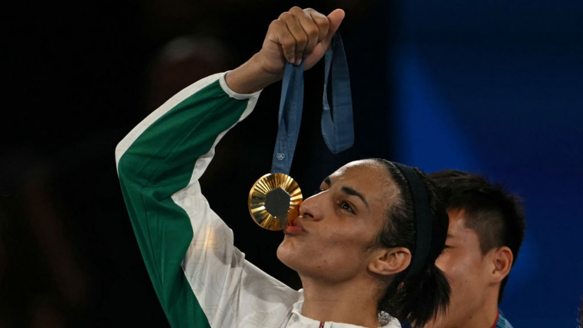 Imane Khelif kisses her gold medal at Paris 2024. GETTY IMAGES