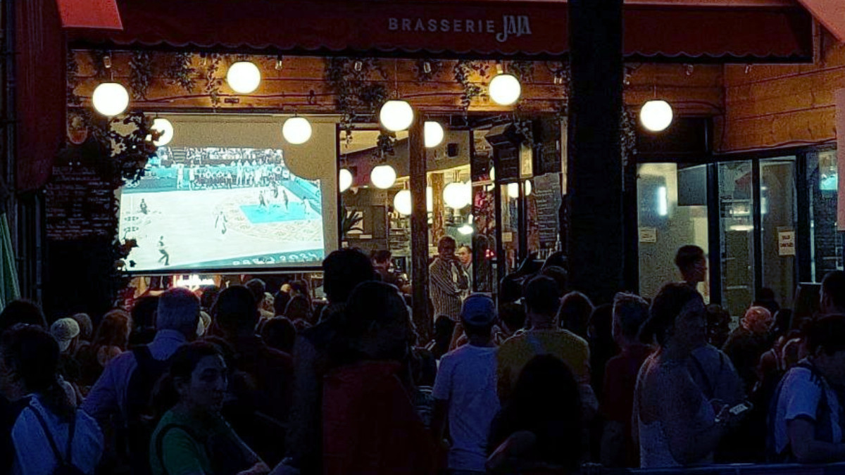 As the days went by, the bars filled up, especially to watch the matches featuring France. RDP/INSIDE THE GAMES