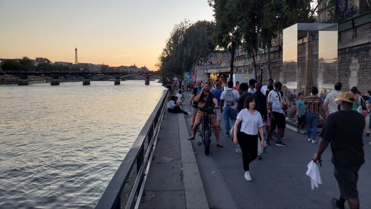 The Seine River, the star of the Olympic Games, is enjoyed by Parisians and tourists alike for leisurely strolls. RDP/INSIDE THE GAMES