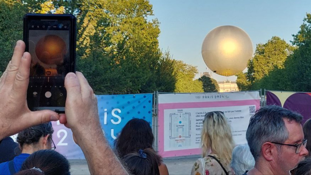 The most repeated photo of Paris 2024 in the Tuileries Garden: The Olympic cauldron's ascent. RDP/INSIDE THE GAMES