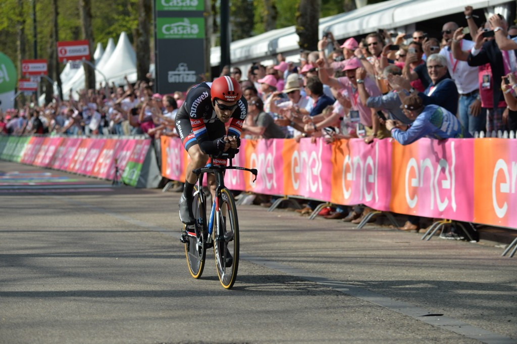 Dumoulin earns narrow time trial victory to claim first Maglia Rosa of 2016 Giro d'Italia