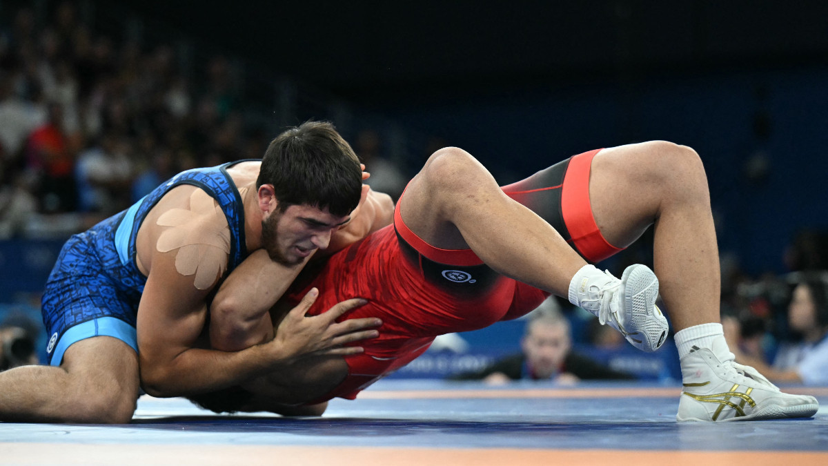 Akhmed Tazhudinov (L) pinned his opponent Givi Matcharashvili in the final. GETTY IMAGES