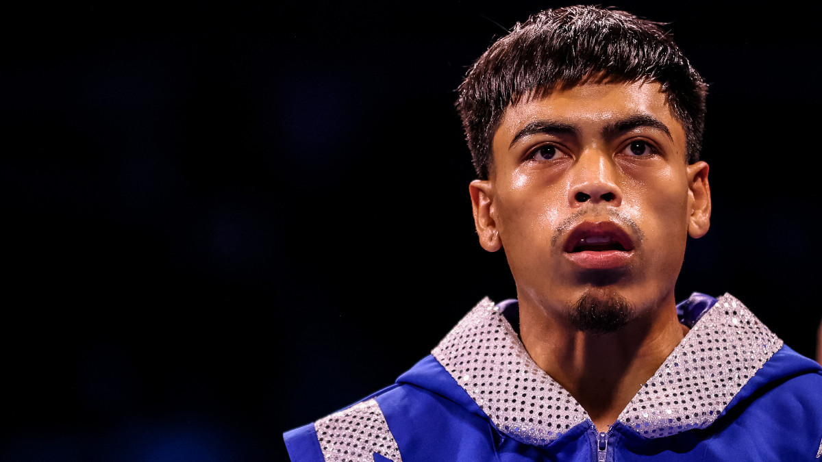 Angelo Leo takes IBF featherweight title from Lopez. GETTY IMAGES