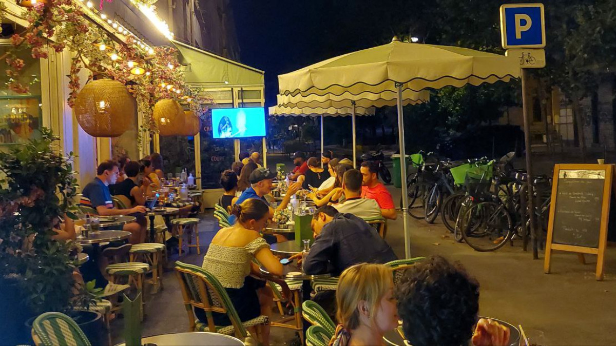 The bars did not see large crowds as people opted for specially organised venues to watch the Paris 2024 Closing Ceremony. RDP / ITG