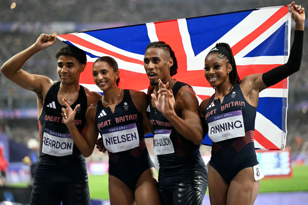 Sam Reardon celebrates with the mixed relay squad. GETTY IMAGES