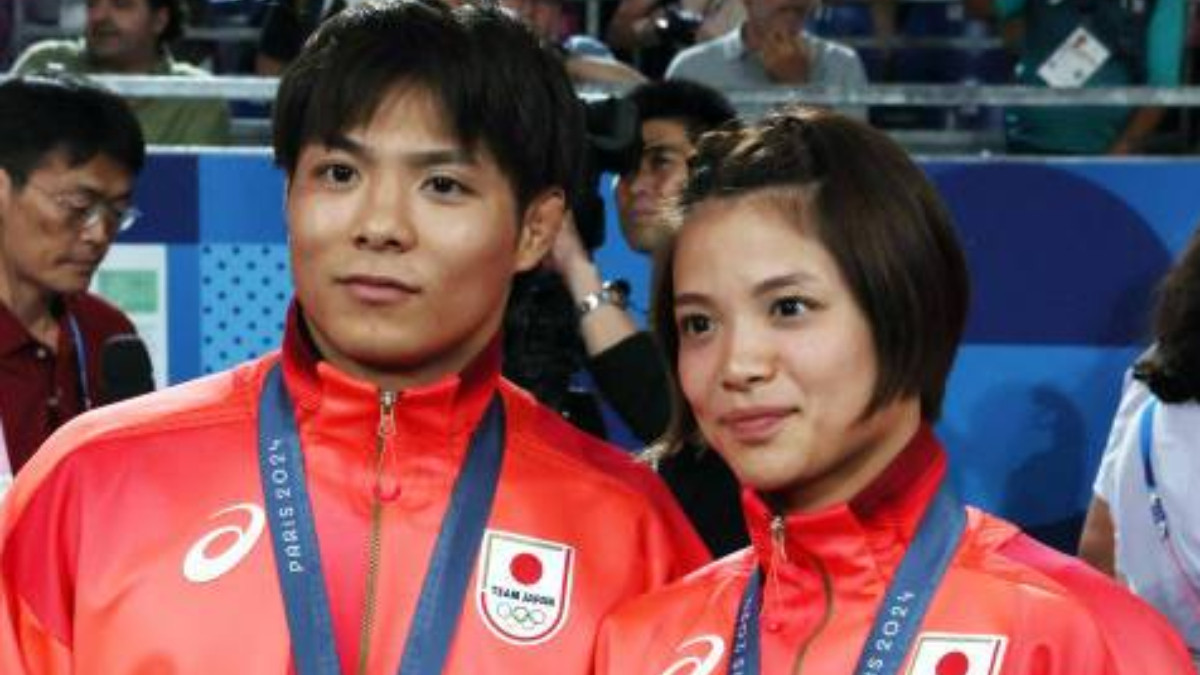 Hifumi and uta Abes after the mixed team event award ceremony. GETTY IMAGES