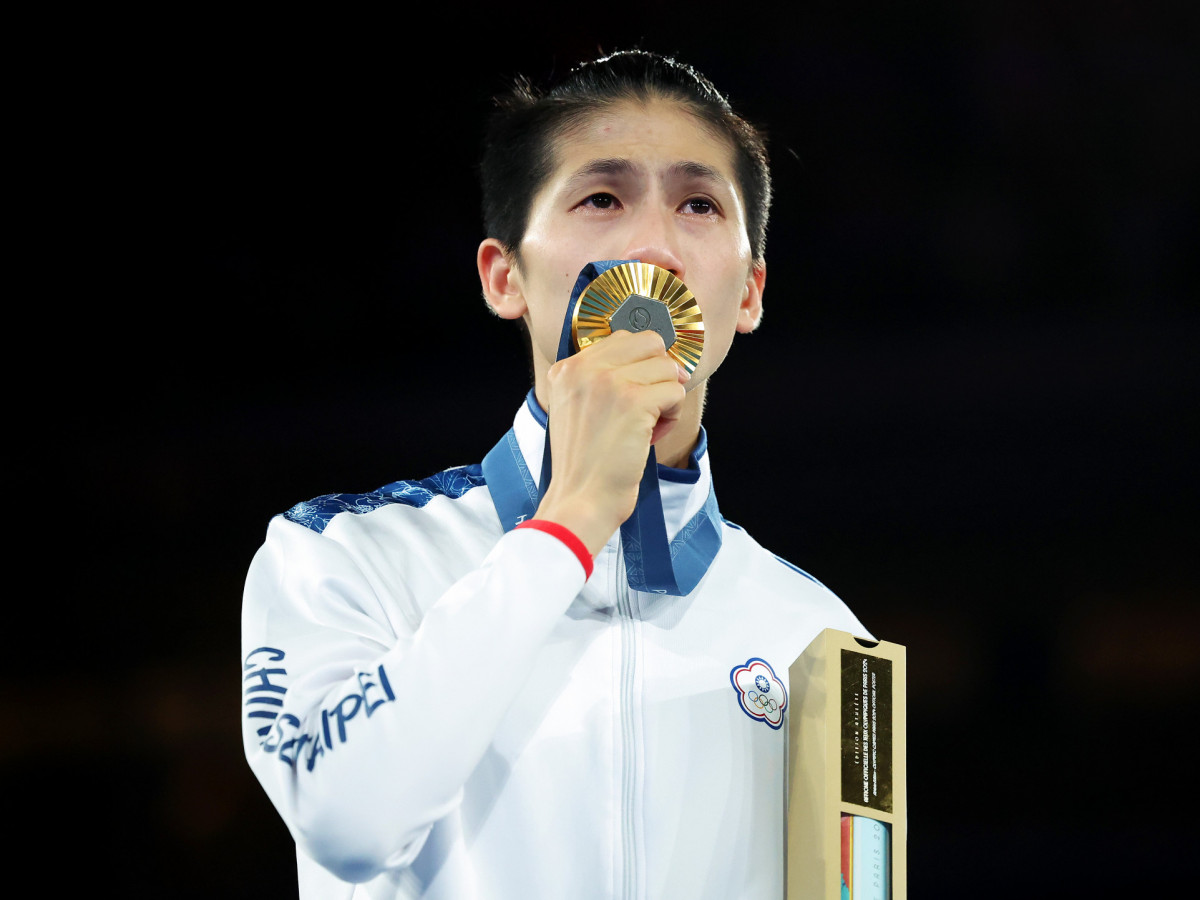 Yu Ting Lin of Team Chinese Taipei kisses her medal. GETTY IMAGES