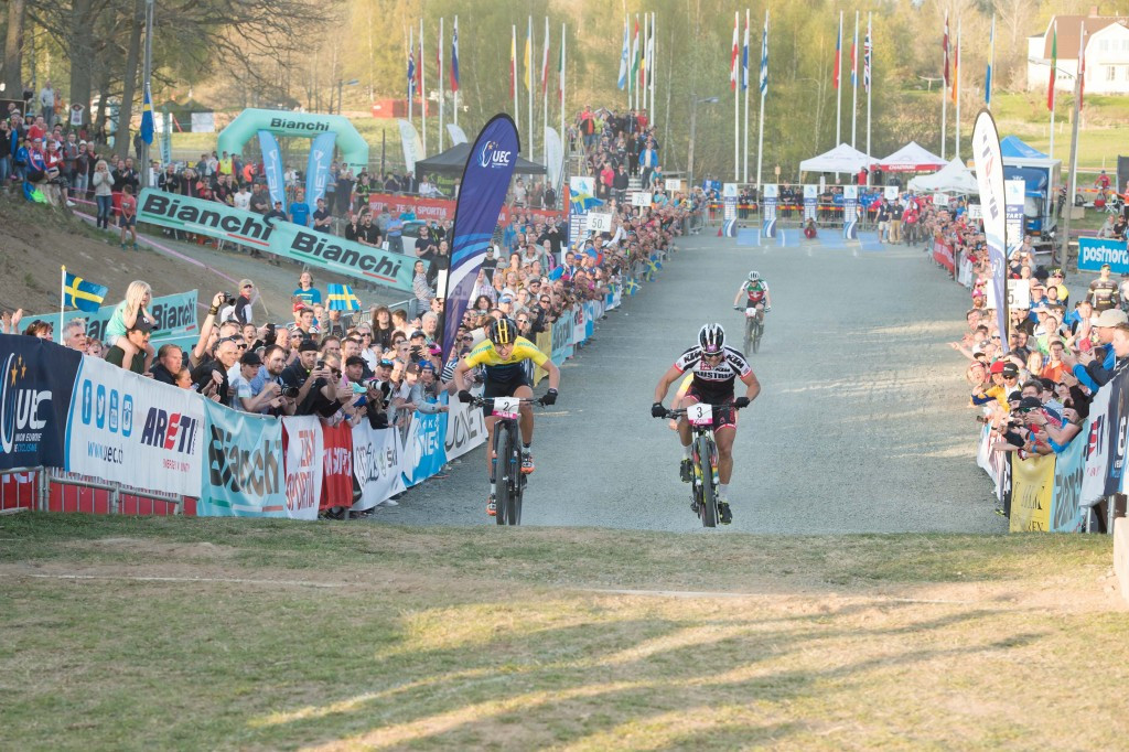 Emil Linde earned gold in the men's eliminator event in front of a home crowd ©Euro MTB