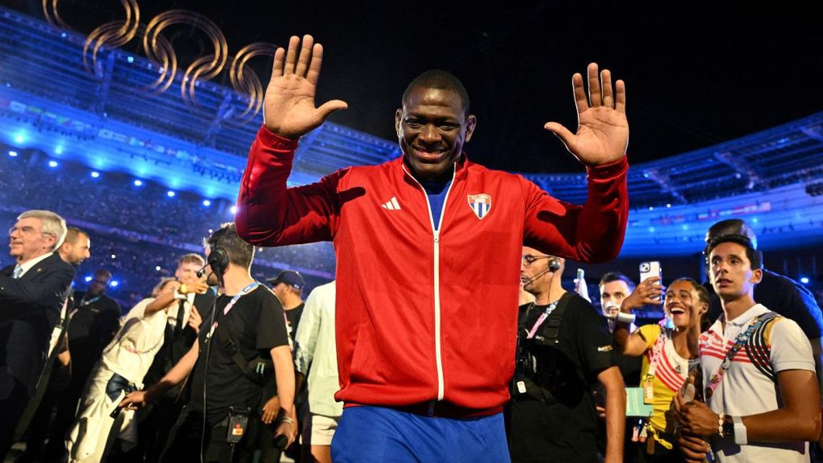 Cuba's wrestler Mijain Lopez waves as he leaves at the end of the closing ceremony of the Paris 2024. GETTY IMAGES