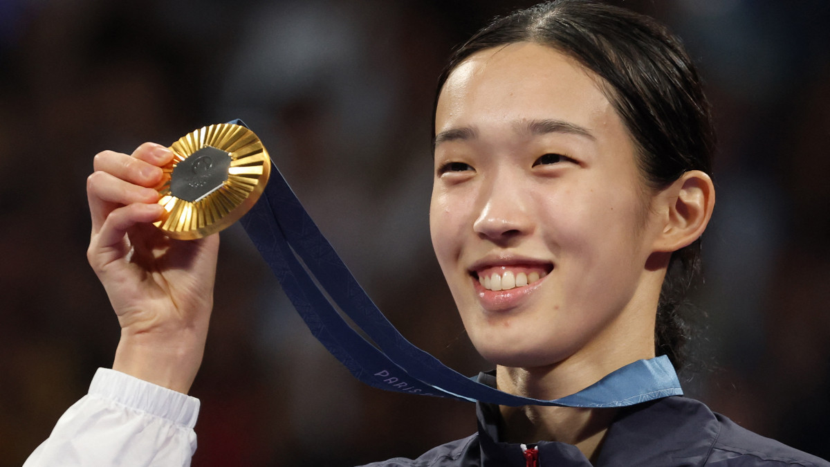 Yujin Kim of Korea with her gold medal. GETTY IMAGES