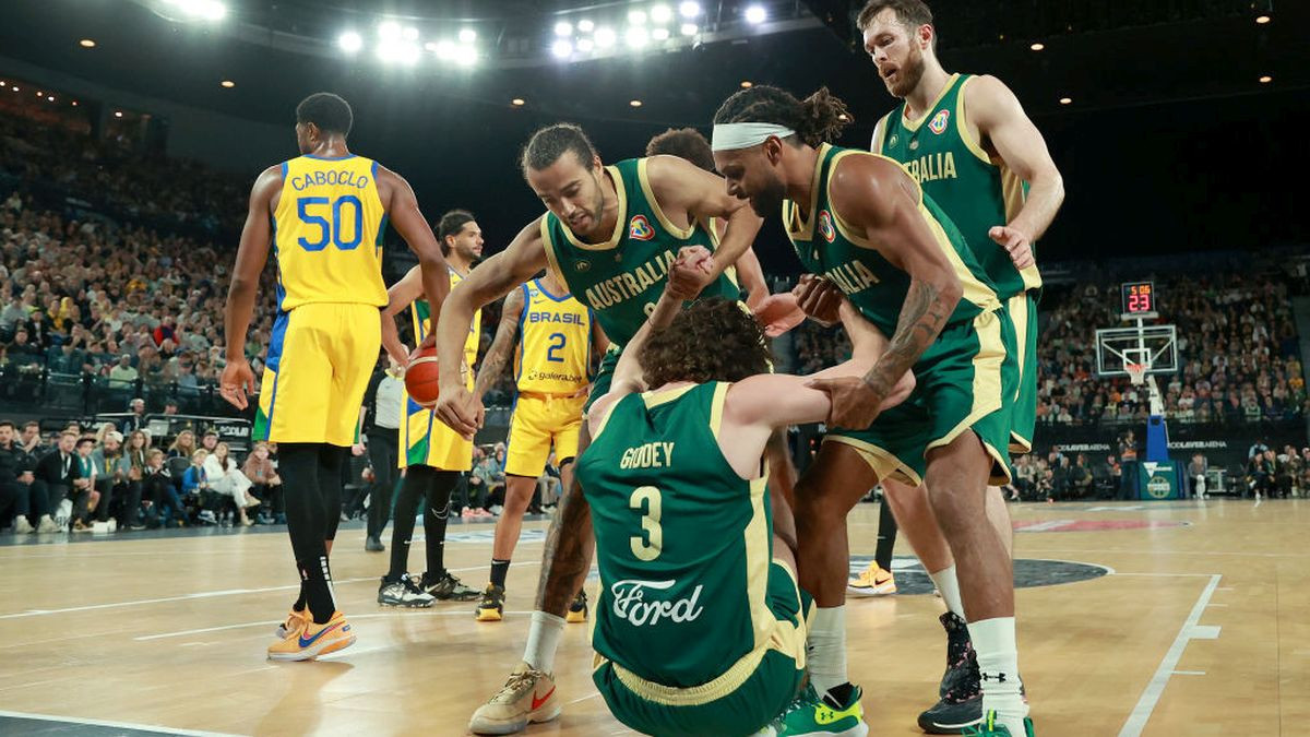 Patty Mills and the rest of the Australian team help Josh Giddey up. GETTY IMAGES