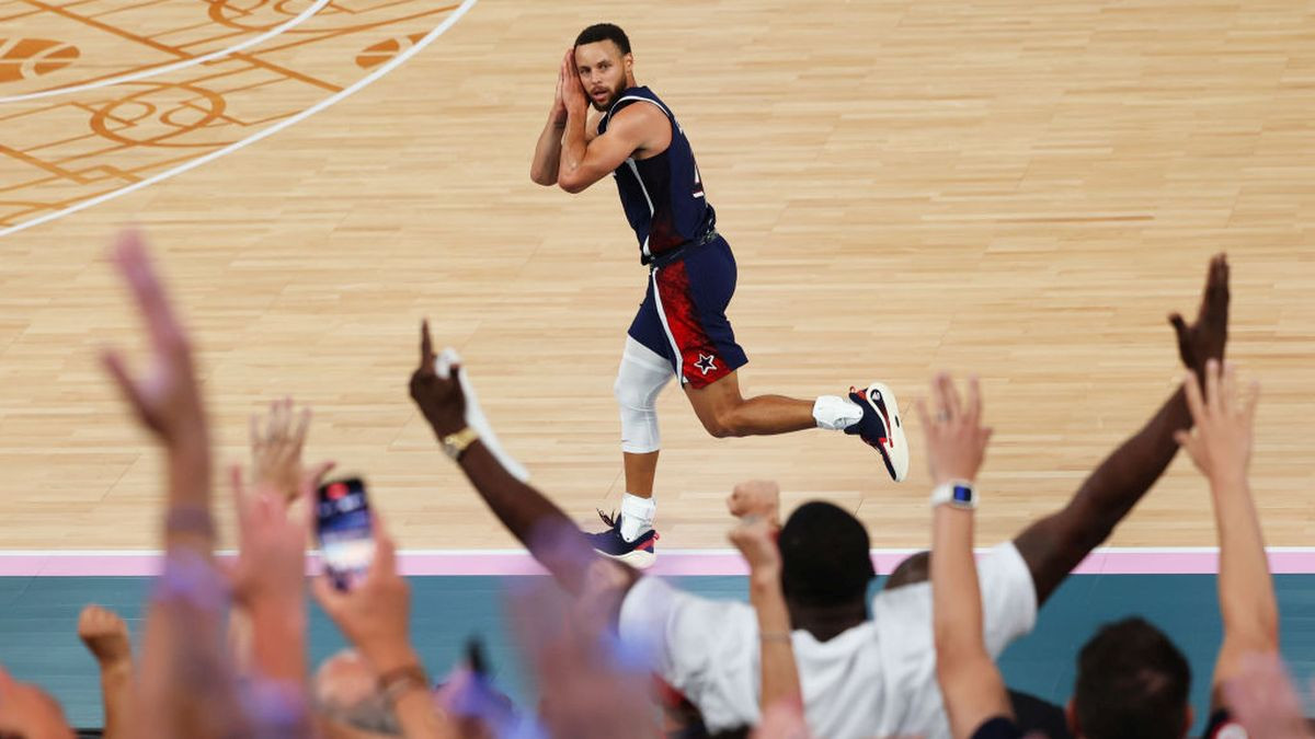 Stephen Curry celebrating with his iconic 'Night Night' gesture after a brutal three-pointer vs France. GETTY IMAGES