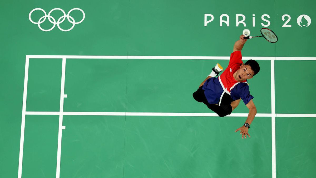 Uriel Canjura competes against Kean Yew Loh of Singapore. GETTY IMAGES