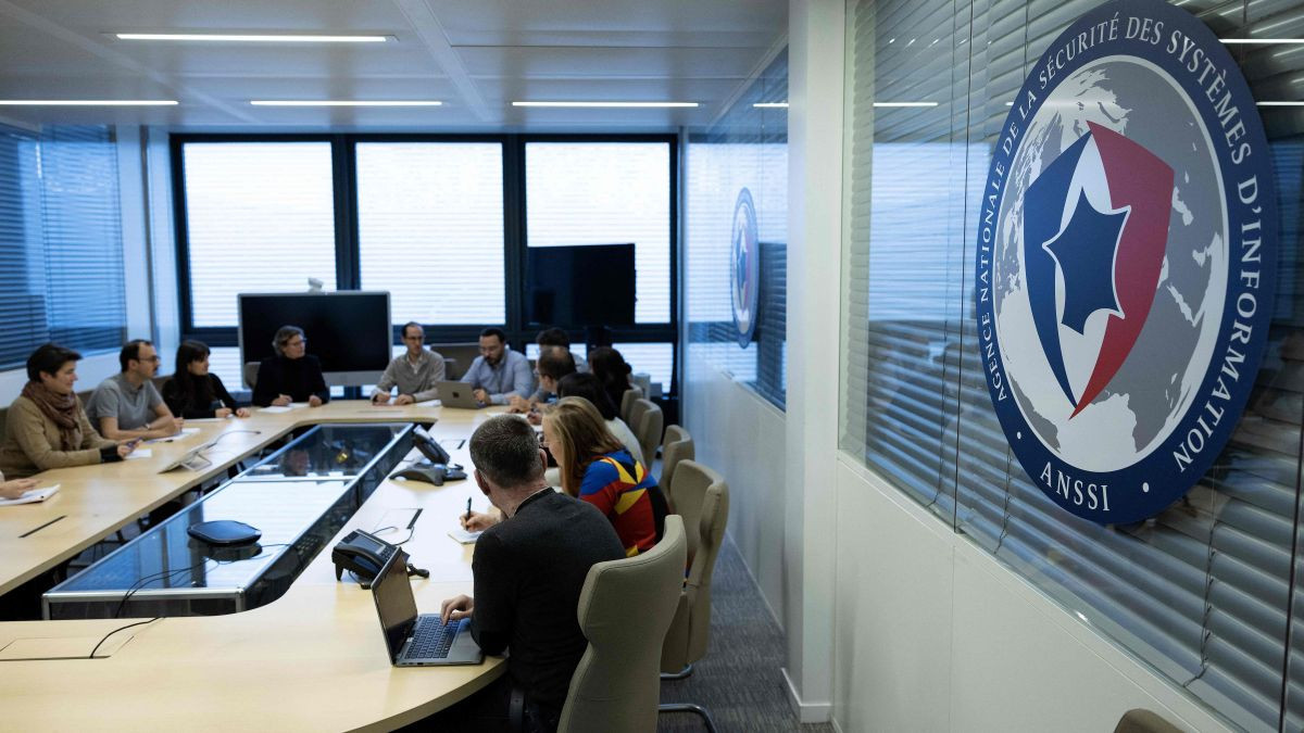 Agents of the operational center of the French National Cybersecurity Agency (ANSSI). GETTY IMAGES