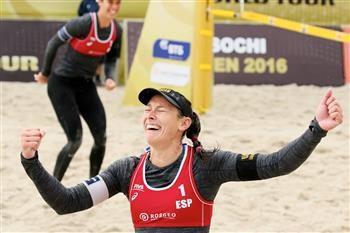 Spain's Elsa Baquerizo and Liliana Fernandez knocked out the defending champions ©FIVB 