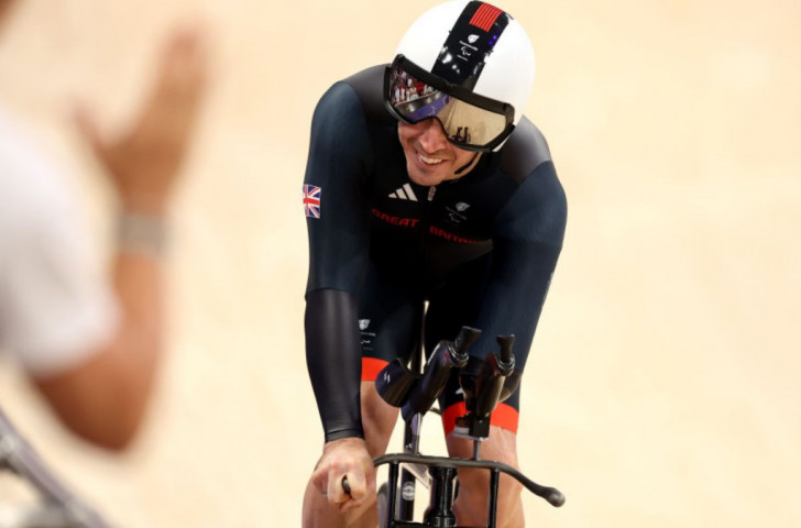 Para cyclist Jaco van Gass wins gold, shakes off collision