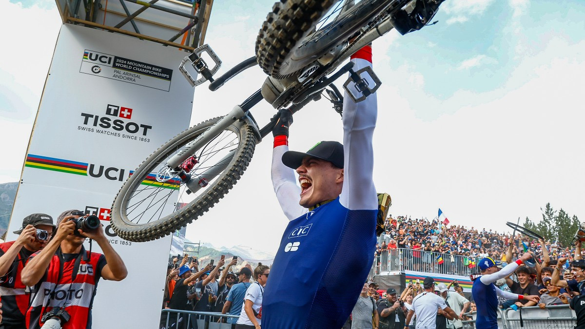 
Vergier crosses the finish line in Andorra victorious. 'X'@UCI_MTB
