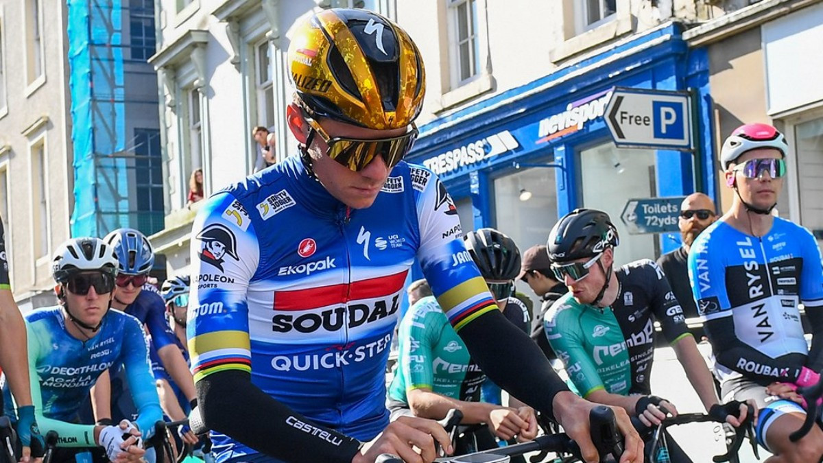 Evenepoel sports a golden helmet and golden bands on his rainbow jersey. X@RenaudB31
