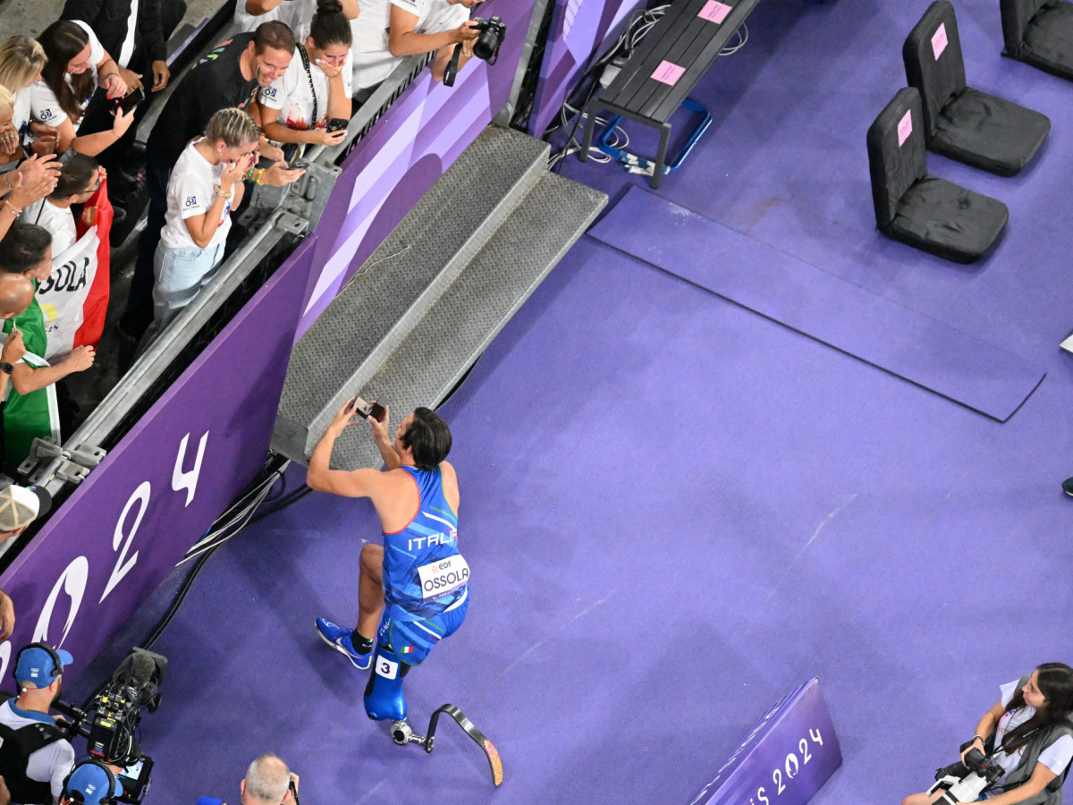 Italy's Alessandro Ossola proposes to his girlfriend after the Men's 100m T63 event at the Paris 2024 Paralympic Games. GETTY IMAGES