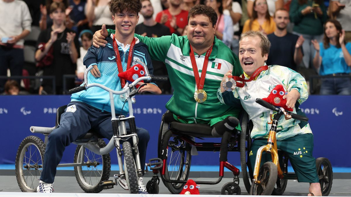 Arnulfo Castorena, Ismail Barlov and Grant Patterson on the podium after the Mens 50m Breaststroke - SB2. GETTY IMAGES