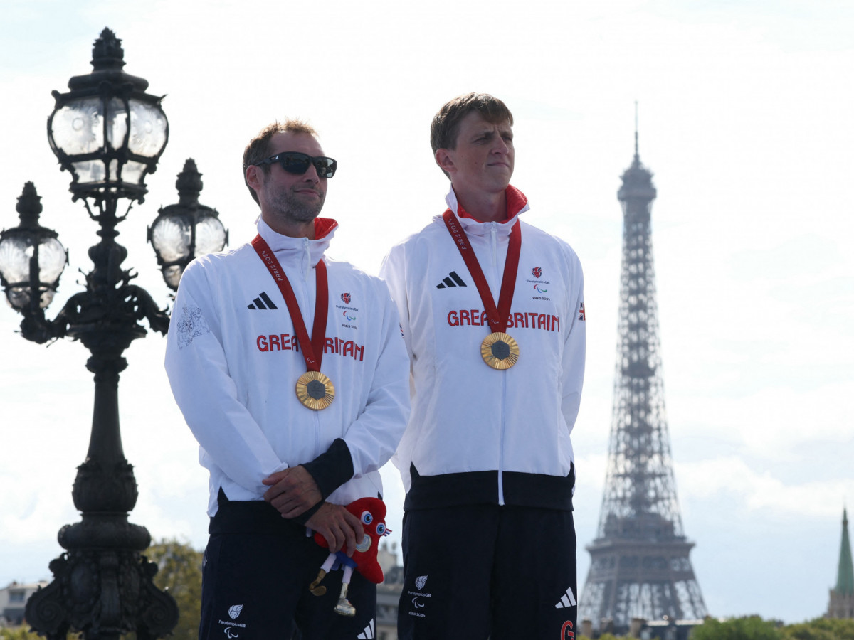 Ellis Dave and guide Luke Pollard at the victory ceremony for the men's PTVI para-triathlon event at the Paris 2024 Paralympic Games. GETTY IMAGES