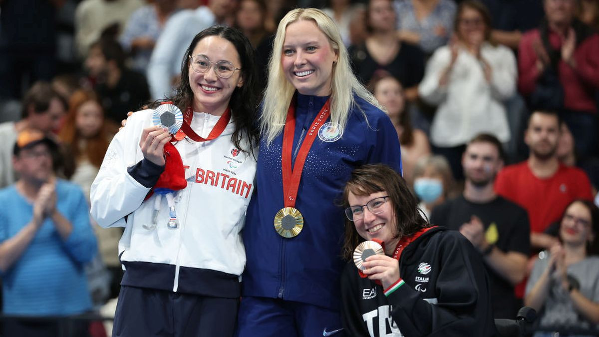 Champion Jess Long, 2nd place Alice Tai, and Bronze medalist, Xenia Francesca Palazzo pose for a photo on the podium. GETTY IMAGES