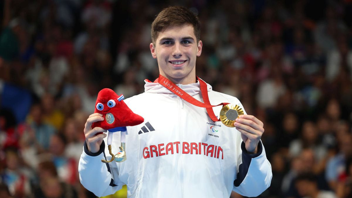 200m champion Ellard with thee gold medal in the podium. GETTY IMAGES